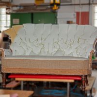 Aufbau einer Sofapolsterung mittels Schaumstoffmaterial